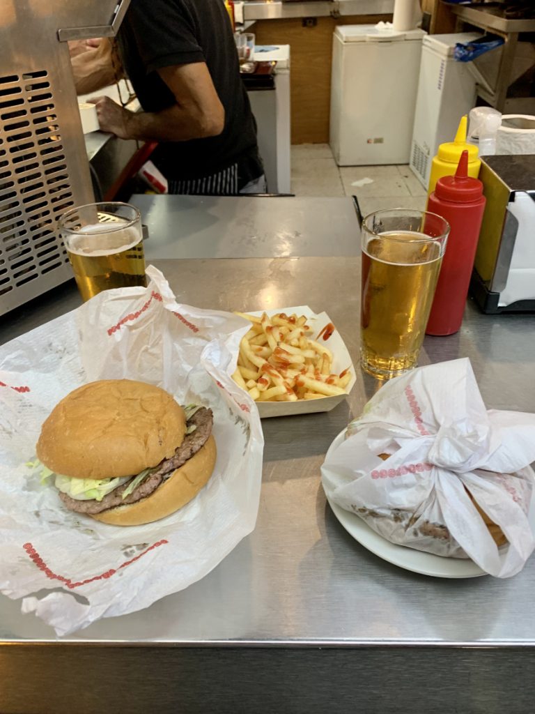 Pommes und Hamburger an der Bierbude 2