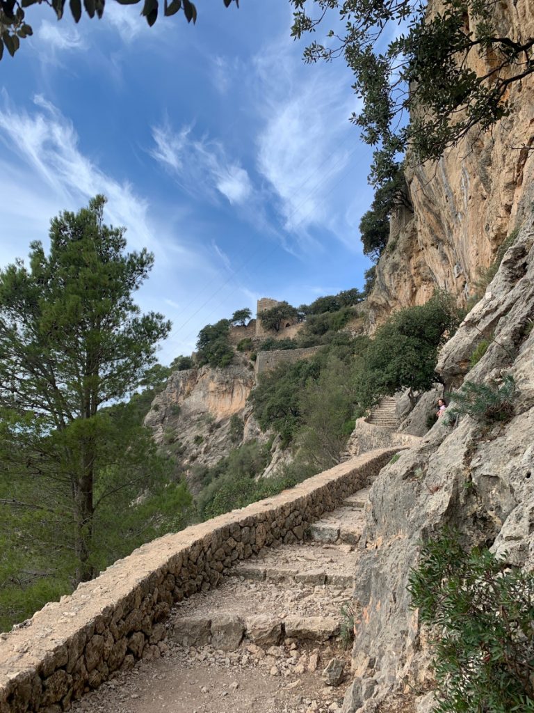 Wanden auf Mallorca Castell Alaro Steintreppe aufwärts