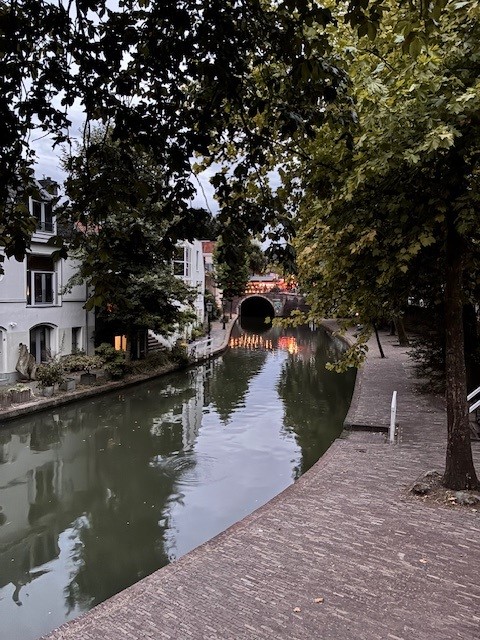 Städetrip Utrecht Gracht in der Dämmerung